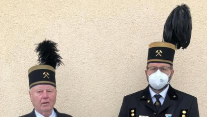 Bild: ksa
60.000 Besucher hat Josef ("Jupp") Rieder (links) durch den Schaustollen Max geführt. Vorsitzender Armin Kraus (rechts) ehrte ihn für seine 25-jährige Mitgliedschaft im Bergknappenverein.