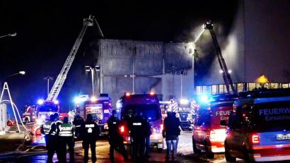 Bild: Bauernfeind/dpa
Feuerwehrleute bekämpfen am Dienstagabend in Nürnberg einen Brand in einer Lagerhalle auf dem Siemens-Gelände.