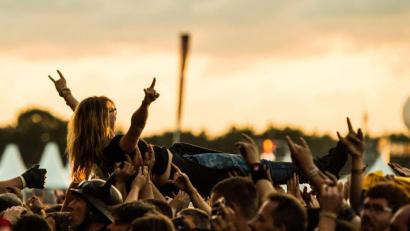 Symbolbild: Christophe Gateau/dpa
Während eines Konzerts wird ein Fan beim Crowd-Surfing auf Händen getragen.