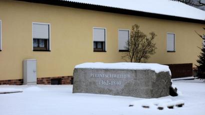 Bild: fjo
Als neues Wahrzeichen im Ortsteil Pfrentsch postiert die Dorfgemeinschaft einen aussagekräftigen Brunnen vor dem Schützenhaus.