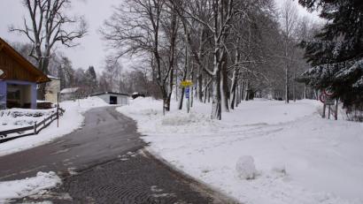 Bild: mmj
An der Kreuzung “Am Kalvarienberg/Waldhäuserstraße” wird für die neue Wasserleitung nach Waldhäuser, beginnend am “Häuslweg” (rechts), ein Schieberkreuz eingebaut. Mit dieser Armatur wird die Zuführung des Trinkwassers in diese Leitung geregelt.