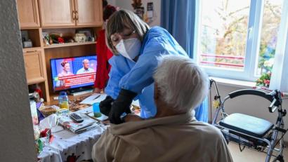 Bild: Hendrik Schmidt/dpa
Impfung im DRK-Pflegeheim.