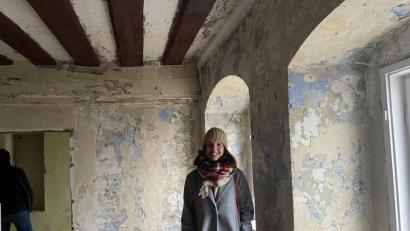 Bild: Andreas Ascherl
Eva Bogner in den Räumen der ehemaligen Ballettschule Winter in der Schiffbrückgasse direkt an der Vils. Hier entsteht das Café und Hotel Bootshaus, das sie einmal leiten wird. Die 23-Jährige ist zu allen entschlossen und steckt voller kreativer Ideen.