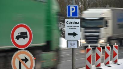 Bild: Slavomír Kube/dpa
Am tschechisch-deutschen Grenzübergang Folmava fließt der Verkehr. Auf der deutschen Seite weist ein Schild in Richtung Testzentrum, in denen Pendler einen obligatorischen Corona-Test durchführen lassen können.