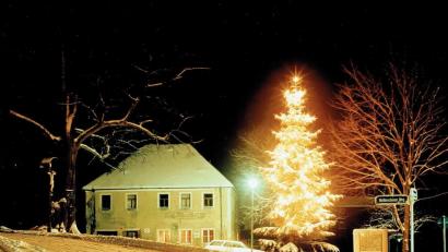Archivbild: bsc
Seit vielen Jahrzehnten ein beliebtes Fotomotiv: Der Christbaum auf dem Dorfanger in Frauenreuth zusammen mit der Gaststätte „Sporn“. Aktuell verhindern die Corona-Beschränkungen, dass sich Gäste im Traditionswirthaus treffen können.
