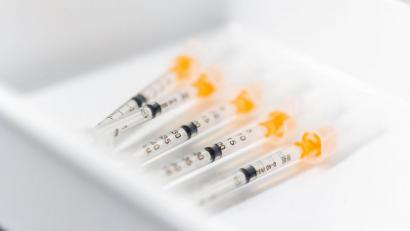 Bild: Mohssen Assanimoghaddam/dpa
Spritzen, mit denen der Moderna-Impfstoff verabreicht wird, sind in einem Behälter. Neben dem Biontech-Impfstoff ist Moderna der zweite in der Europäischen Union zugelassene Corona-Impfstoff.