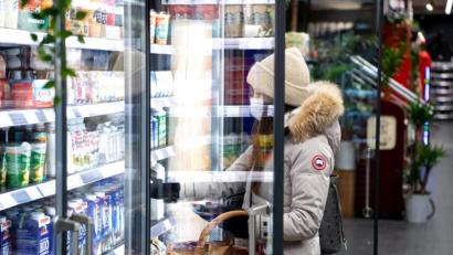 Symbolbild: Sven Hoppe/dpa
In Bayern dürfen große Supermärkte und Drogerien wieder ihr gesamtes Sortiment verkaufen. Das entschied das Augsburger Verwaltungsgericht am Mittwoch.