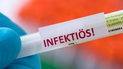 Symbolbild: Hendrik Schmidt/dpa
Im Klinikum Bayreuth gibt es mehrere Corona-Fälle. Bei einigen liegt der Verdacht einer Ansteckung mit der britischen Virus-Mutation nahe.