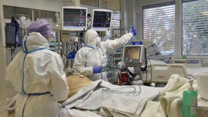 Symbolbild: Dalibor Glück/CTK/dpa
Die Intensivstationen der Krankenhäuser geraten an ihre Kapazitätsgrenze.