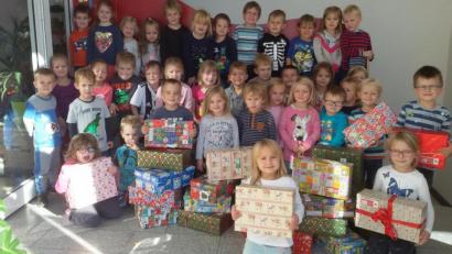 Bild: exb
Die Kinder der Kindertagestätte "Regenbogen" in Beidl haben fleißig Päckchen für die Aktion "Weihnachten im Schuhkarton" gepackt.