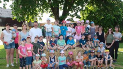 Bild: lk
Einen interessanten Ausflug unternahmen die Mädchen und Buben der Vorschulgruppe des Kindergartens zum Försterhof. Im Bild die Kinder mit der Familie Zölch.