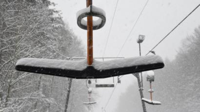 Bild: Petra Hartl
Der Skilift in Freudenberg steht still. Normalerweise wegen Schneemangels. Heuer wegen Corona.