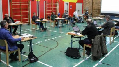 Bild: frd
Um die Coronavorgaben einhalten zu können, tagt der Teunzer Gemeinderat mittlerweile in der Turnhalle der Grundschule. Weil dort ausreichend Platz herrsche und es kein Problem sei, die Mindestabstände einzuhalten, wurde ein Antrag auf Maskenpflicht in der Sitzung abgelehnt.