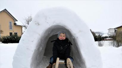 Bild: ubb
Der dreijährige Tim hat viel Spaß mit seinem Iglu, in das er sogar mit den Schlitten hineinfahren kann. Sein Papa Thomas Peter brauchte zwei Wochen, um die Eisbehausung im Garten fertigzustellen.