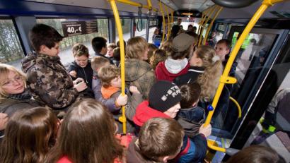 Symbolbild: Jan Potente/dpa
Stehen im Schulbus (Symbolbild): Viele Eltern sind damit nicht einverstanden. Der Zweckverband Nahverkehr Amberg-Sulzbach sieht es unaufgeregter. Stehplätze in Bussen seien offiziell zugelassen und unverzichtbar.