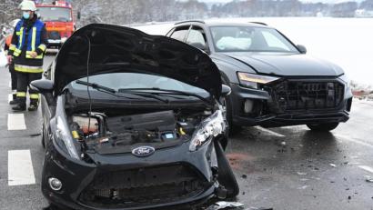 Bild: gf
Zwei Leichtverletzte und ein sehr hoher Schaden sind die Bilanz des Verkehrsunfalls bei Hahnbach vom Mittwochnachmittag.