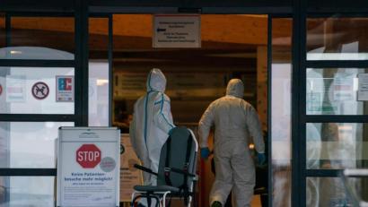 Bild: Nicolas Armer/dpa
Wegen des Verdachts des Ausbruchs einer hochansteckenden Corona-Mutation hat das Klinikum Bayreuth betroffene Häuser vorerst geschlossen.