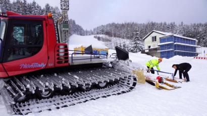 Bild: bkr
Schnell noch das Spurgerät angehängt. Mit ein paar Handgriffen haben es Gerhard und Sohn Andreas Popp (von links) schnell geschafft.