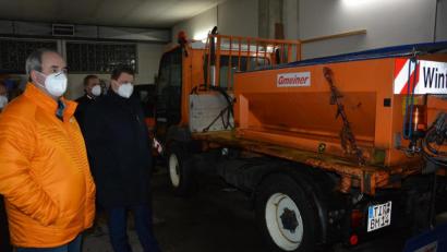 Bild: jr
Zehn Jahre alt ist dieses Mehrzweckfahrzeug vom Typ Unitrac, es kommt wegen seiner Wendigkeit sowohl im Winter als auch im Sommer häufig zum Einsatz. Bei der Besichtigung durch den Bauausschuss mit dabei waren unter anderem (von links) CSU-Sprecher Josef Schwägerl, Johannes Schaumberger und Bürgermeister Stefan Grillmeier.