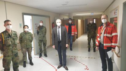 Bild: Wolfgang Fenzl/Landratsamt Tirschenreuth/exb
Landrat Roland Grillmeier (Mitte) bedankte sich bei den drei Sanitätssoldaten (links), die im Impfzentrum mit anpacken.