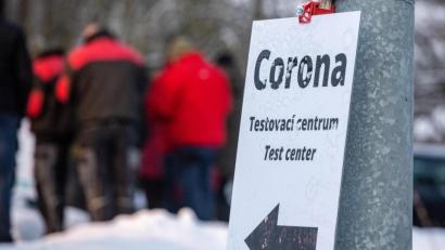 Bild: Armin Weigl/dpa
"Corona - Testcenter" steht auf einem Schild vor einer Corona-Teststation an der deutsch-tschechischen Grenze bei Furth im Wald. Abseits der Stationen kontrollierte die Bundespolizei auf den Einfallstraßen die Einhaltung der Maßnahmen. 
    