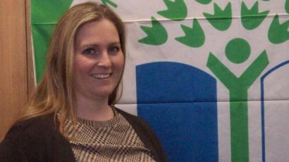 Bild: Bühner
Berufsschullehrerin Stefanie Hösl freut sich über die neue Auszeichnung der Europaberufsschule.