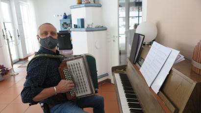Bild: jzk
Daheim übt Karl-Heinz Böhm Musikstücke auf seiner Steirischen Harmonika, nimmt sie mit seinem Handy auf und stellt sie in die Whatsapp-Gruppe des Musikantenstammtischs.