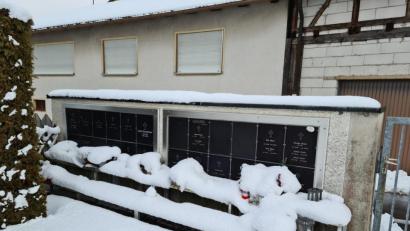 Bild: sne
Um diese Urnenwand ging es Conny Spitaler. Sie sei angesprochen worden, dass die Wand nicht mehr schön sei, und gefragt worden, ob man die Urnen nicht anderweitig unterbringen könnte.