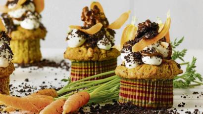 Bild: Jan C. Brettschneider/DK Verlag/dpa
Möhren bringen im Rohzustand schon eine eigene Süße mit. Daher schmecken die Möhren-Mascarpone-Cupcakes von Christian Hümbs süßer als man vermutet. Dekoriert hat sie der „Das große Backen“-Juror mit Schokoladen-Sand und gehobelten Möhren.