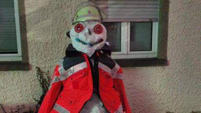 Bild: flm
Einen "Notfall-Schneemann" haben zwei Jugendrotkreuz-Mitglieder vor dem BRK-Heim in Waldsassen gebaut.
