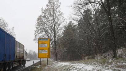 Bild: Gabi Schönberger
Links Gewerbegebiet, rechts Wald. So sieht es derzeit auf der B 470 in stadtauswärtiger Richtung aus. Rechts soll nun allerdings ein weiteres Gewerbegebiet entstehen – Weiden-West IV.