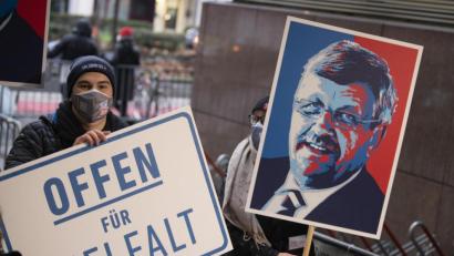 Bild: Boris Roessler/dpa
Mit Schildern und Plakaten erinnern Demonstranten vor dem Landgericht an das Schicksal des ermordeten Kasseler Regierungspräsidenten Lübcke.