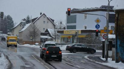Bild: jr
Einen "Grünen Pfeil" von der Innenstadt her kommend nach rechts in Richtung Marktredwitzer Straße wünscht sich Manfred Sommer (SPD) an der Ampelkreuzung bei der Färbersbrücke.