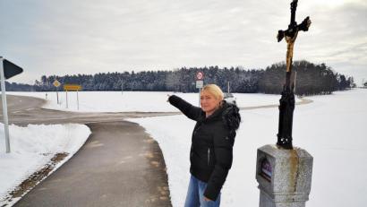 Bild: Thomas Dobler
Markträtin Gabi Wittleben auf Höhe von Grafenricht: Der Radweg in Richtung Schwarzenfeld endet hier, die Radler müssen auf die vielbefahrene Staatsstraße einbiegen, die am Sportpark vorbeiführt.