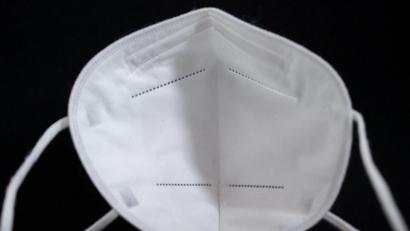 Bild: Daniel Karmann/dpa
Eine solche FFP2-Maske muss man derzeit am Bahnhof und auch am Busbahnhof in Amberg tragen. Ein 64-Jähriger wollte das nicht recht einsehen.