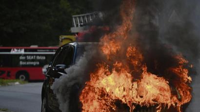 Bild: Benjamin Nolte/dpa
Voll in Flammen: Hier hilft auch kein Auto-Feuerlöscher mehr.