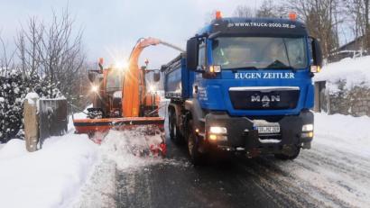 Bild: ld
Mit dem Straßenbauamt wurde der Schnee auf zwei sich abwechselnde Laster geladen und außerhalb des Ortes auf freie Flächen an den Straßen gekippt.