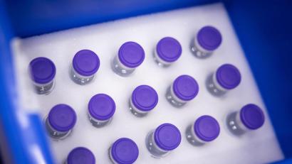 Bild: Christian Charisius/dpa
Kleine Fläschchen, die den Impfstoff gegen das Corona-Virus SARS-CoV-2 von BioNTech/Pfizer enthalten, sind in einer Kiste im Kühlschrank im Hamburger Impfzentrum zu sehen.