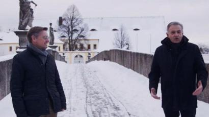 Bild: mez
CSU-Kreisvorsitzender Tobias Reiß begrüßte mit Landrat Roland Grillmeier auf der Tirschenreuther Fischhof-Brücke die Mitglieder des Kreisverbands zur virtuellen CSU-Neujahrsempfang.