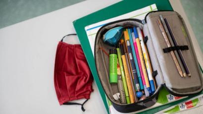 Bild: Marijan Murat/dpa
Ab Montag sollen in Bayern die ersten Schüler wieder ins Klassenzimmer dürfen.