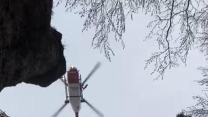 Bild: sgö
Sulzbach-Rosenberger Luftretter und ein Patient an der Winde des Rettungshubschraubers am Höhenglückssteig bei Hirschbach.