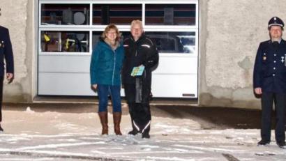 Bild: njn
Seinen 60. Geburtstag feierte Thomas Simmerl (Mitte, mit Ehefrau Karin). Dem Kommandanten der Wildenreuther Feuerwehr gratulierten bei Minusgraden (von links) Bürgermeister Johannes Reger sowie von den Floriansjüngern Vorsitzender Roland Krommer, Zweiter Kommandant Harald Hör und Zweiter Vorsitzender Reinhard Hoffmann.