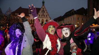 Archivbild: Wolfgang Steinbacher
Das war ein Spaß: So befreit und lustig wurde in den vergangenen Jahren bei der Hexennacht in Amberg getanzt und gefeiert. Heuer macht die Coronapandemie dem Treiben am Marktplatz einen Strich durch die Rechnung.