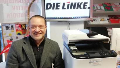 Bild: Ali Daniel Zant/exb
Ali Daniel Zant hat im "LinksWerk"-Bürgerbüro in Weiden ein geliehenes Druck- und Scangerät. Schüler, die keine Geräte zu Hause haben, können dort Unterlagen für den Heimunterricht ausdrucken lassen.