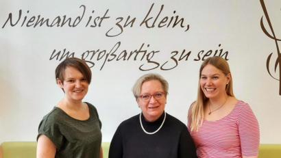 Bild: Praxis Abredat/Bayer
Bei der Übergabe der Kinderarztpraxis im Fröschau-Einkaufszentrum (von links): Dr. Katrin Bayer, Dr. Monika Müller-Ntokas, Dr. Kristina Abredat.