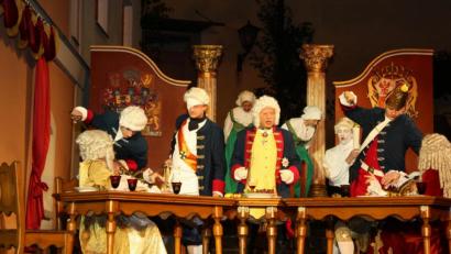 Archivbild: lg
Das Doktor-Eisenbarth-Festspiel auf der Marktplatzbühne pausiert noch mehrere Jahre. Für heuer ist das neue Kleinformat „Stadt.Spiel.Platz“ geplant, welches ab 2023 im Wechsel mit „Eisenbarth erleben“ gezeigt werden soll. Das Comeback des großen Festspiels ist für 2027 anvisiert.