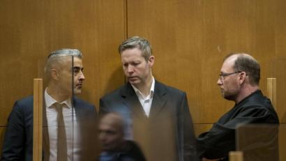 Bild: Thomas Lohnes/dpa
Der Hauptangeklagte Stephan Ernst (Mitte) spricht mit seinen Anwälten Mustafa Kaplan (links) und Jörg Hardies in einem Gerichtssaal des Oberlandesgerichts, während sie auf den Beginn eines weiteren Verhandlungstermins im Fall des Mordes an Walter Lübcke warten.