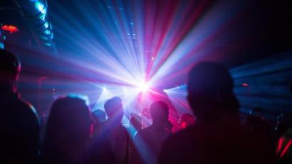 Bild: Sophia Kembowski/dpa
Zurzeit undenkbar: Menschen tanzen in einem Club.