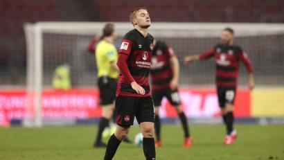Bild: Daniel Karmann/dpa
Ein frustrierter Tim Handwerker nach dem 0:1 gegen den SSV Jahn: Der Club steuert wieder einmal den Tabellenkeller an.