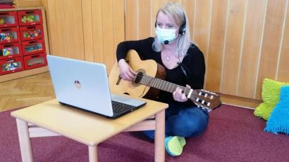 Bild: njn
Die Erzieherin und Sprachfachkraft Janine Conrad mit ihrer Gitarre war der "Star" des Online-Wunschkonzerts.